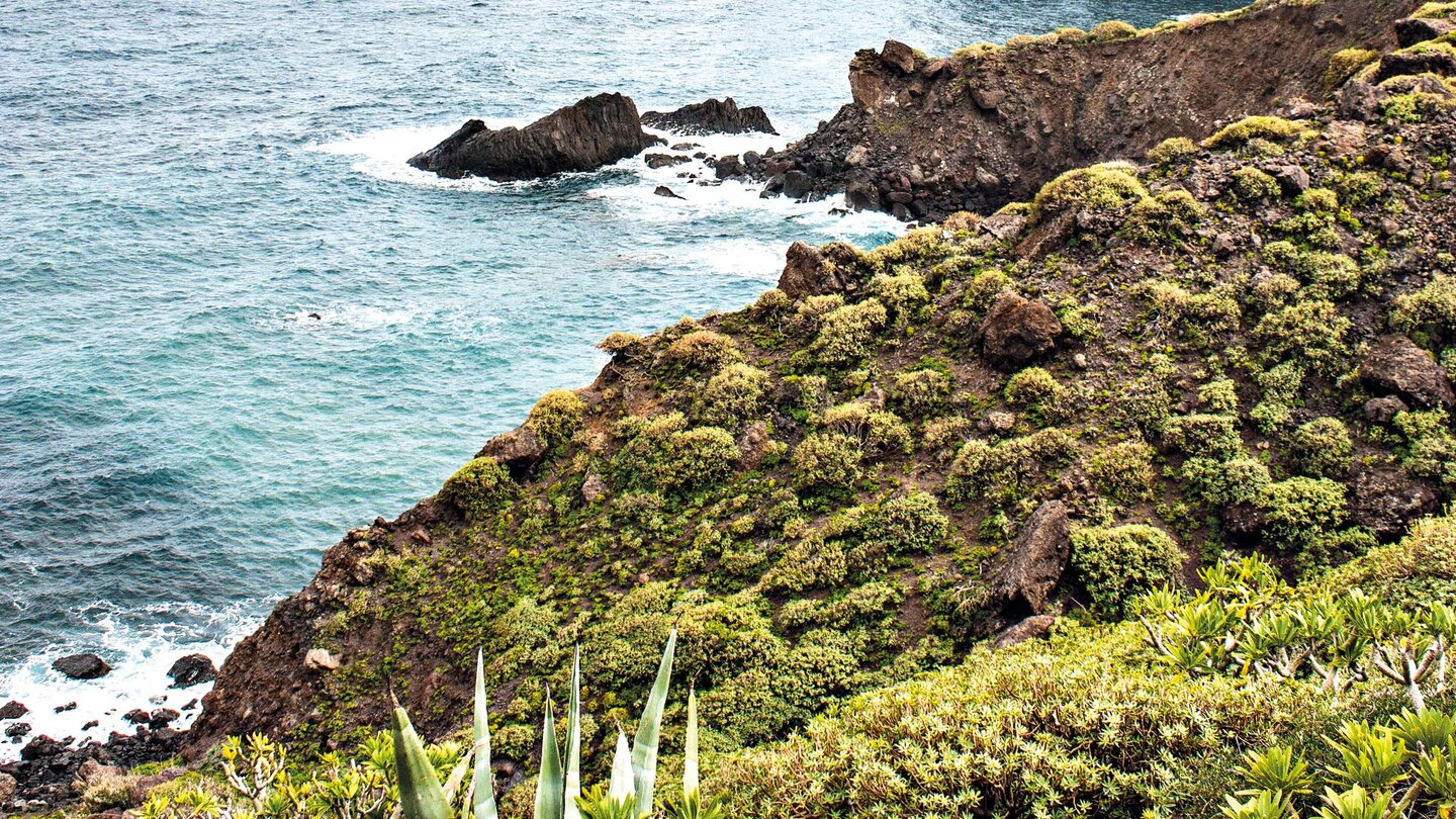 die Küste an der Mündung des Barranco Bermejo Blick auf das Meer beim Roque Bermejo