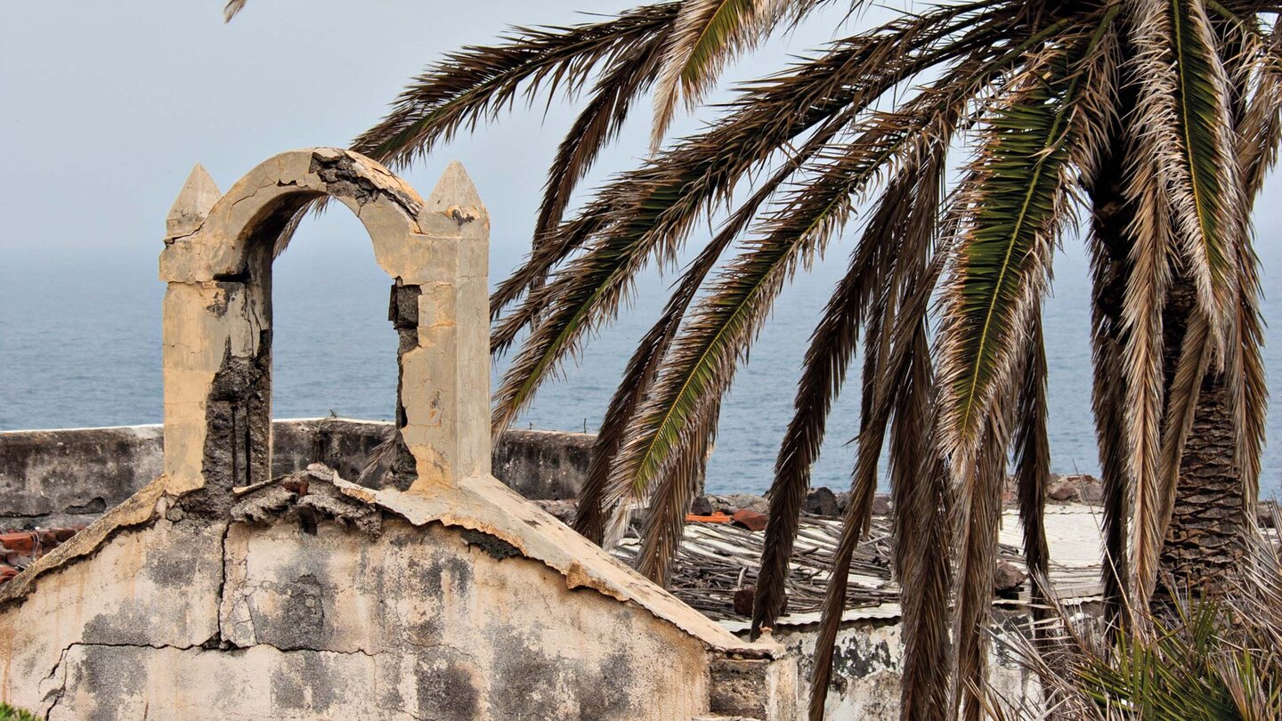 Ruine einer Kirche bei der fast verlassenen Siedlung Roque Bermeja an der Küste Ruine einer Kirche bei der Siedlung Roque Bermeja