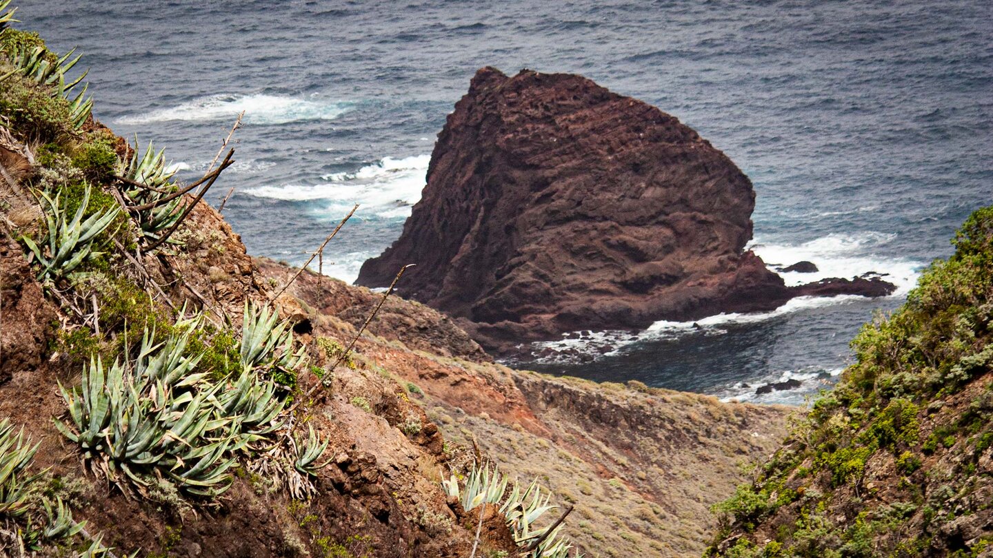 erste Blicke auf den Roque Bermejo an der Küste der Roque Bermejo an der Küste des Anaga
