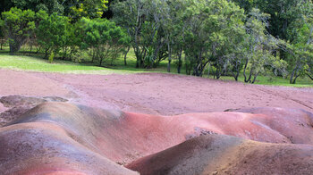 die siebenfarbige Erde bei Chamarel ist ein geologisches Naturphänomen