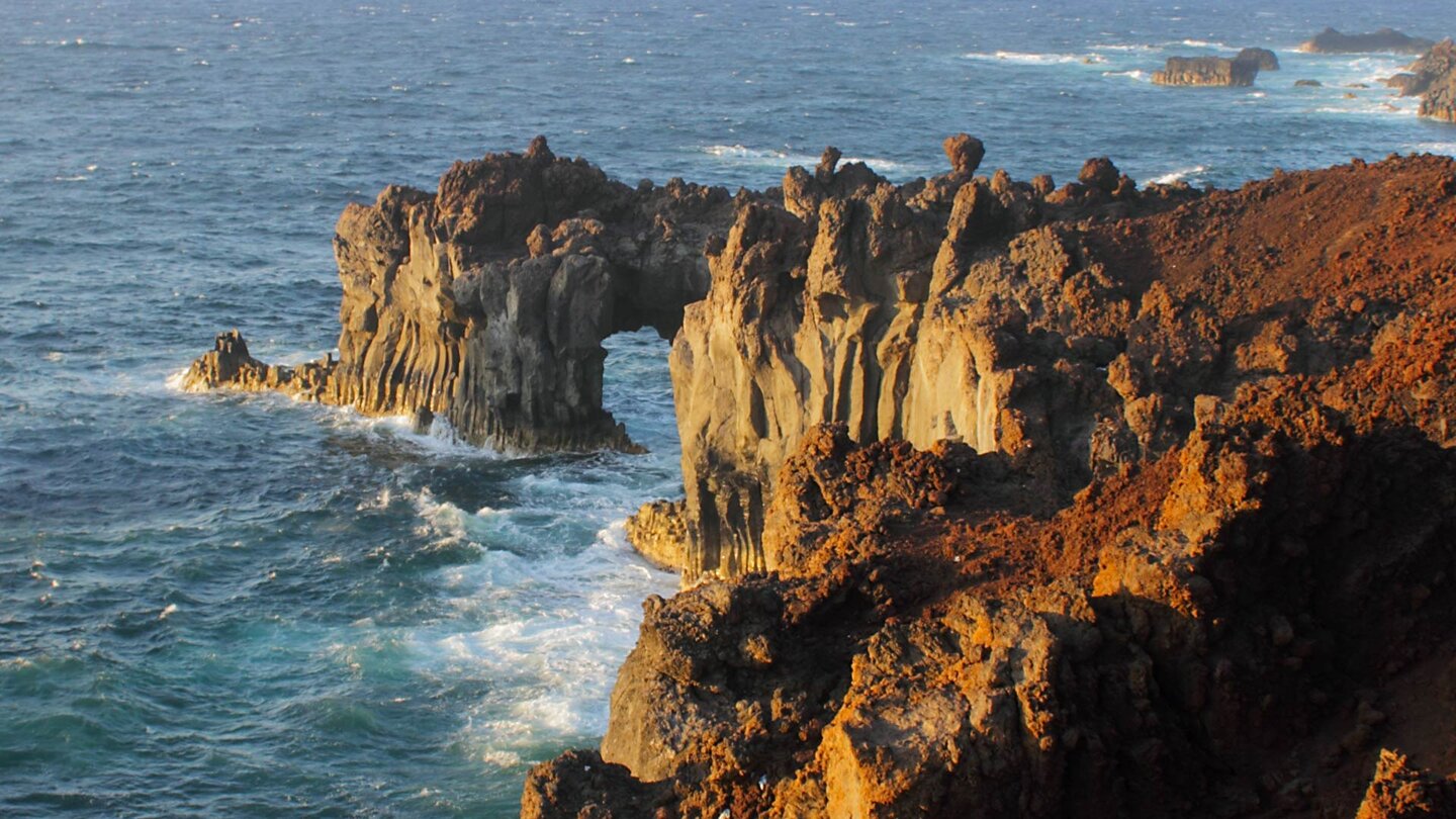 skurrile Basaltformationen entlang der Küste am Arco de la Tosca auf El Hierro