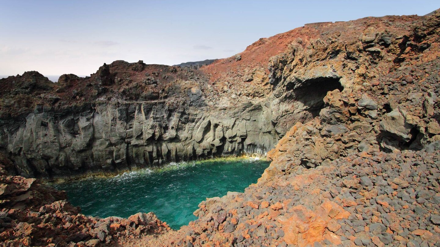 Einmündung des Meeres unter dem Bogen des Arco de la Tosca auf El Hierro