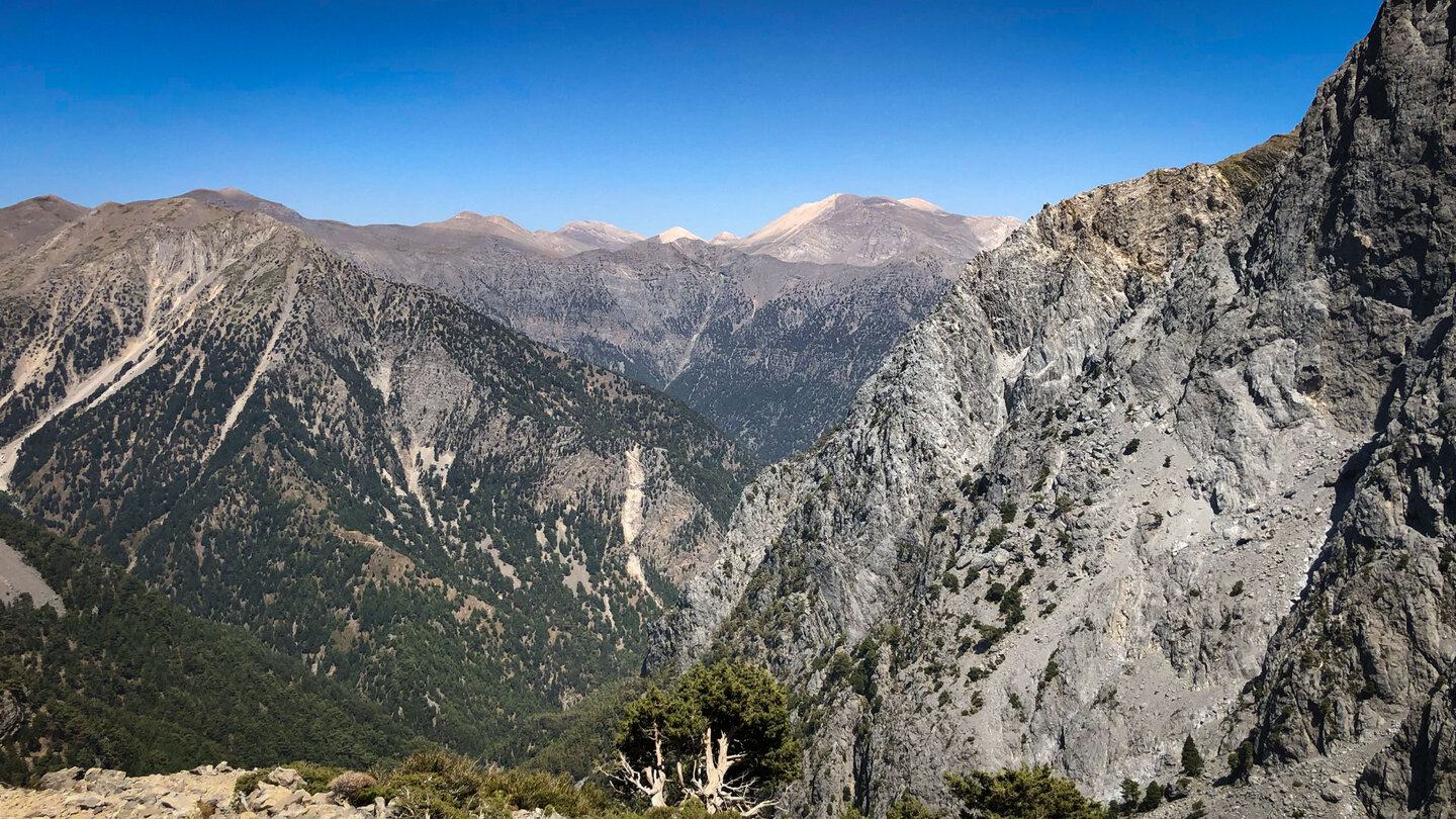 Ausblick vom Wanderweg auf die Lefka Ori mit dem Pachnes auf Kreta Ausblick vom Wanderweg auf die Lefka Ori mit dem Pachnes