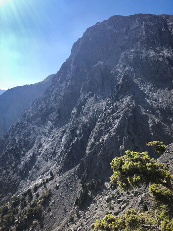 Blick entlang der Bergflanke zum steil aufragenden Gigilos