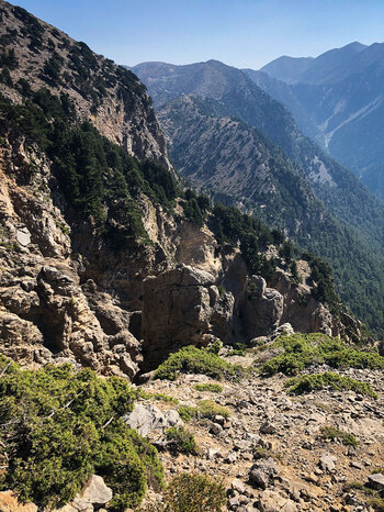 vom Wanderweg blickt man über Felsformationen mit der Samaria-Schlucht im Hintergrund