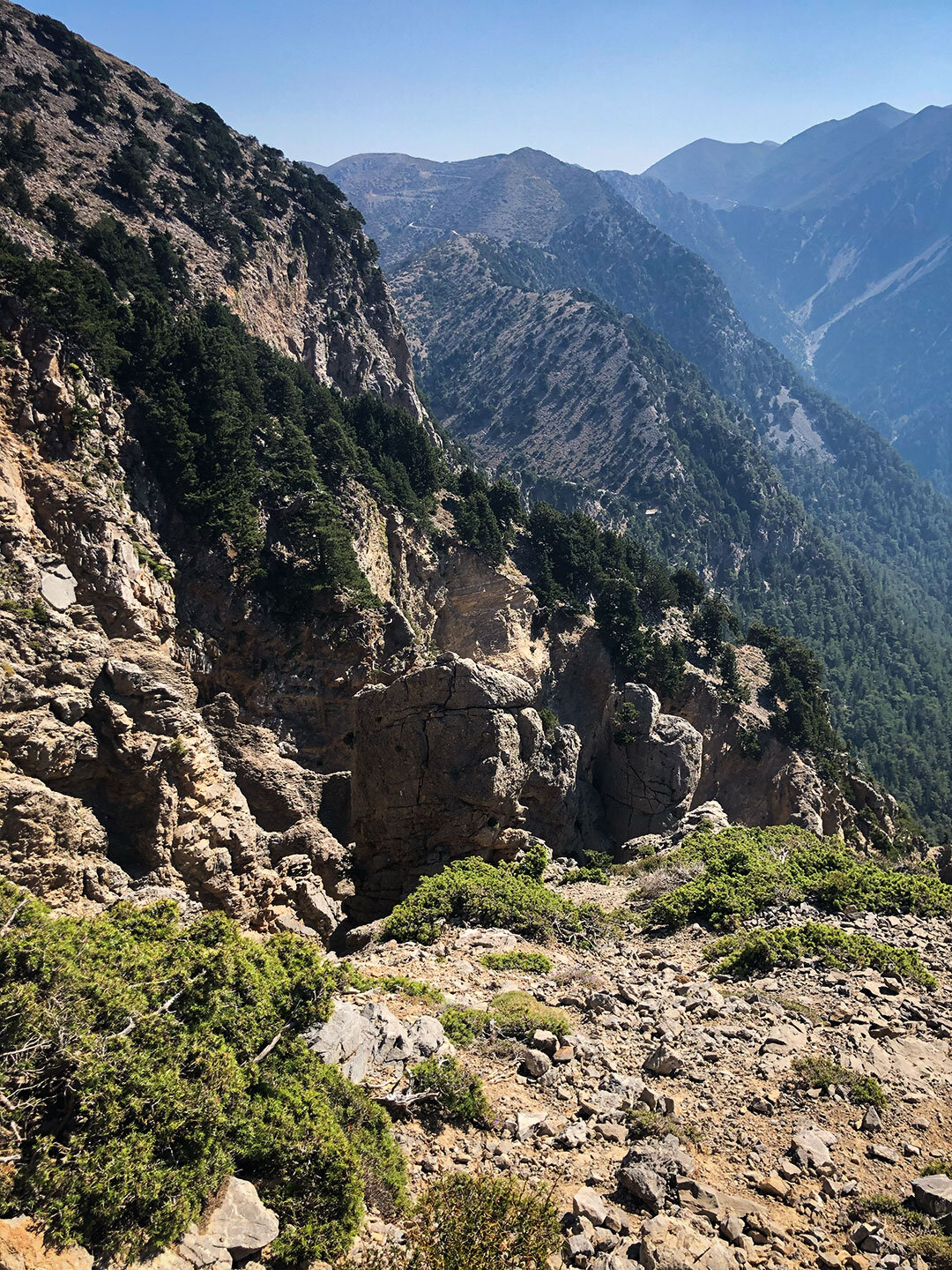 vom Wanderpfad E4 blickt man über Felsformationen mit der Samaria-Schlucht im Hintergrund vom Wanderweg blickt man über Felsformationen mit der Samaria-Schlucht im Hintergrund