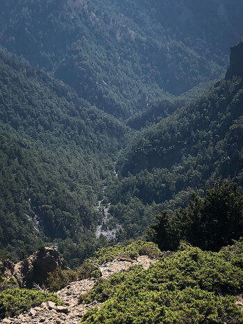 Blick in die tiefe Samaria-Schlucht vom Wanderweg E4 auf Kreta