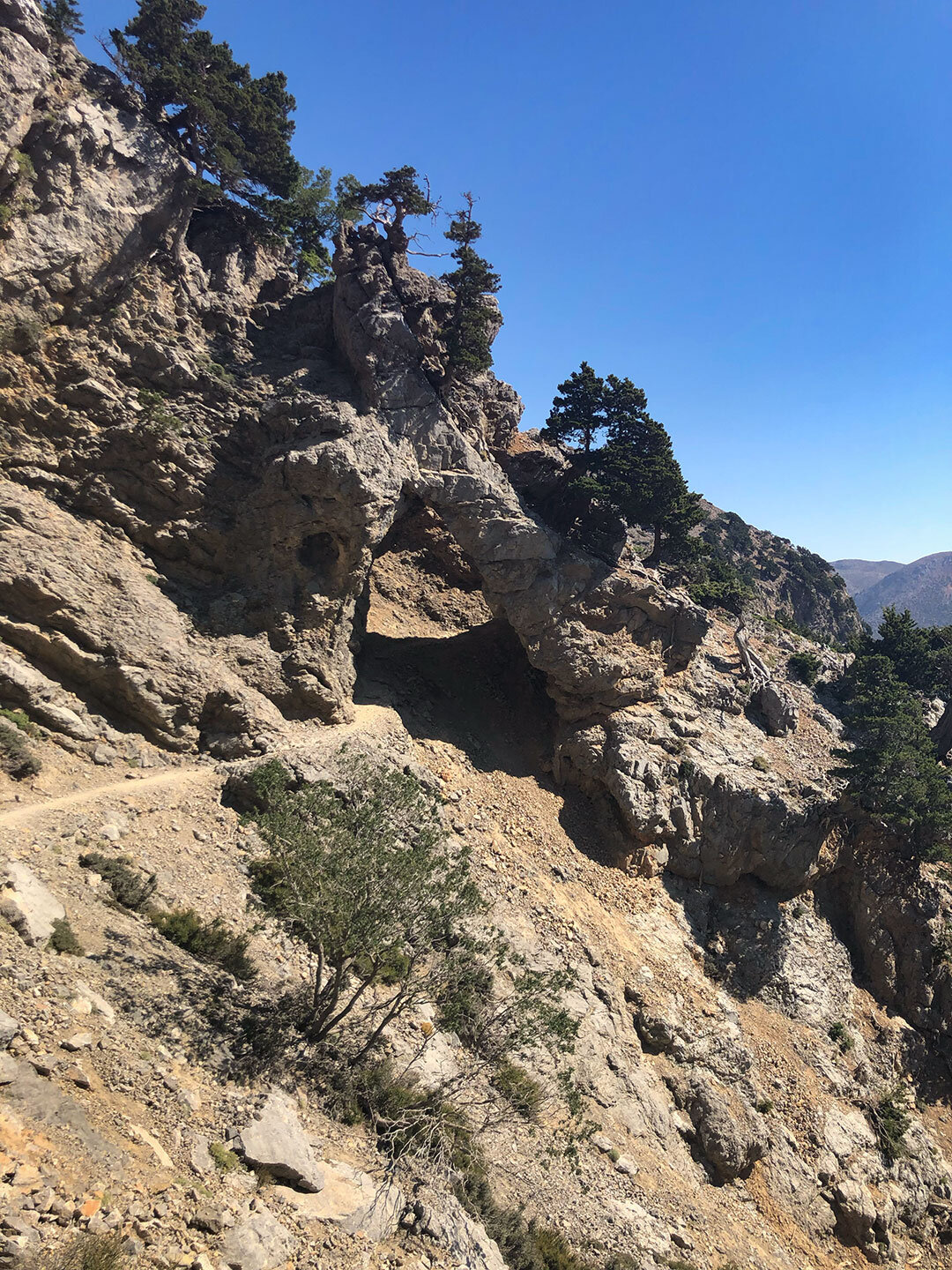 das Felstor am Wanderweg E4 vor der Linoseli-Quelle auf Kreta Felstor am Wanderweg E4 vor der Linoseli-Quelle auf Kreta
