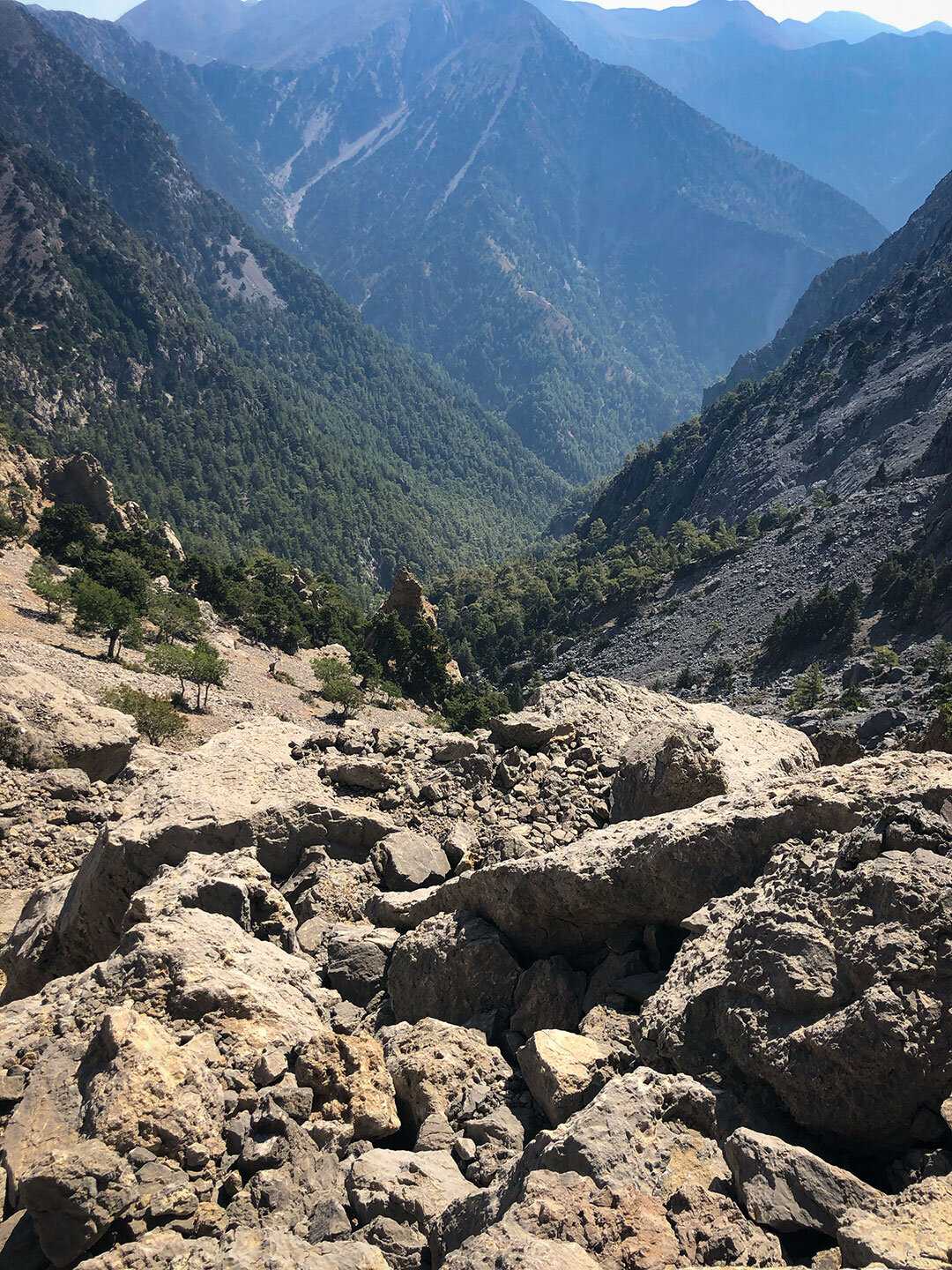 Blick auf den gerölligen Abhang mit der Samaria-Schlucht auf Kreta im Hintergrund Blick auf den gerölligen Abhang mit der Samaria-Schlucht im Hintergrund
