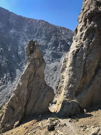 ein spektakulärer Felsdurchgang am E4 Wanderweg