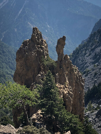 Blick vom Wanderpfad auf karstige Felsnadeln