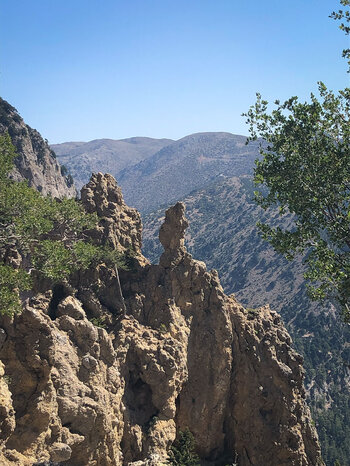 Felsnadeln fallen steil ins Tal hinab