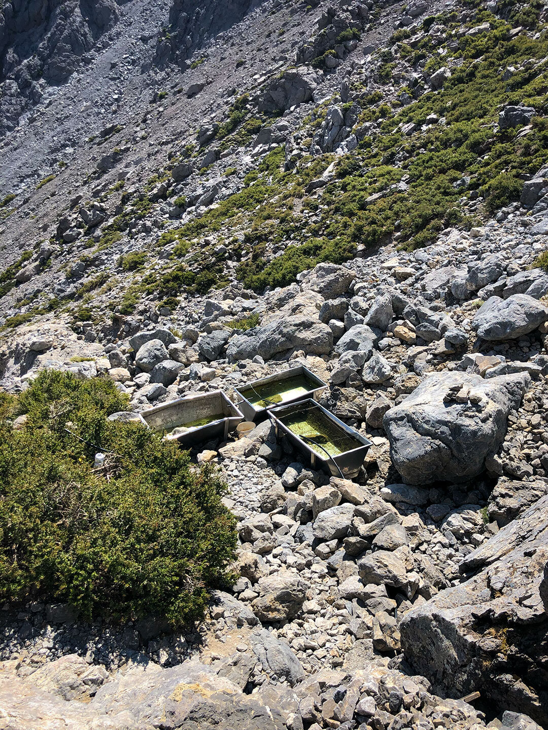 Blick auf die Auffangwannen an der Linosele-Quelle auf Kreta Blick auf die Auffangwannen an der Linosele-Quelle