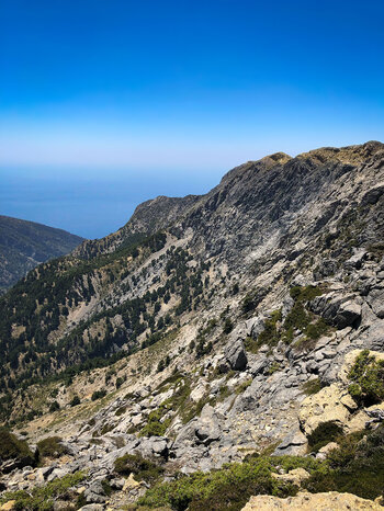 Blick vom E4 Wanderweg über die Bergflanken und die Tripiti-Schlucht zum lybischen Meer