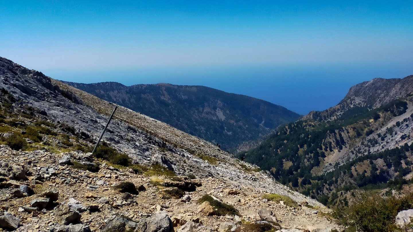 der Blick vom Afchenas-Sattel über die Tripiti-Schlucht auf das lybische Meer am Horizont Blick vom Afchenas-Sattel über die Tripiti-Schlucht auf das lybische Meer am Horizont