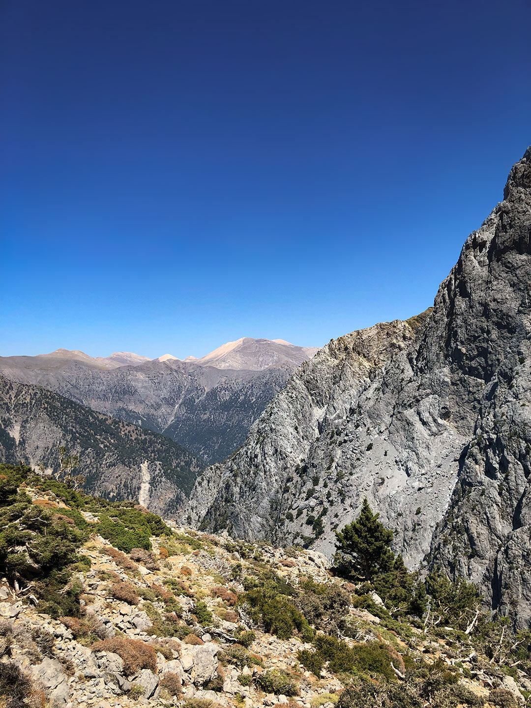 Ausblick vom Pass der Tripiti-Schlucht auf Kreta hin zu den Lefka Ori und dem Pachnes Ausblick vom Pass der Tripiti-Schlucht hin zu den Lefka Ori und dem Pachnes