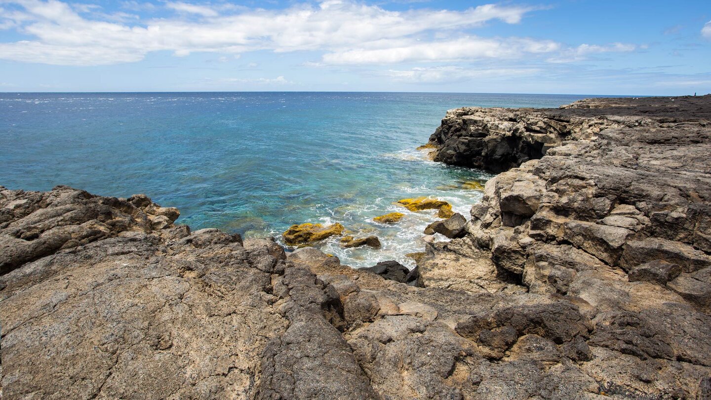 vom Salzwasser gebleichte Klippen vor dem Mar de las Calmas