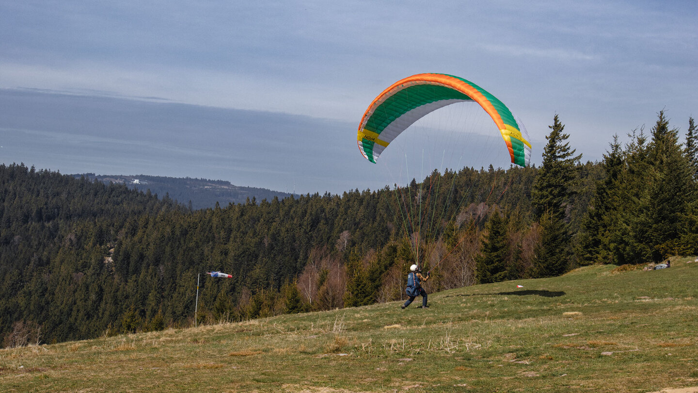 Gleitschirmflieger am Rossbühl