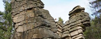 Seitenansicht der Drei-Brüder-Felsen im Fichtelgebirge