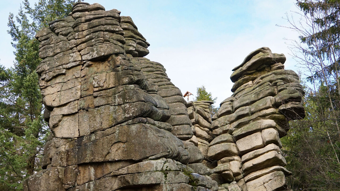 eine Seitenansicht der Drei-Brüder-Felsen im Fichtelgebirge Seitenansicht der Drei-Brüder-Felsen im Fichtelgebirge