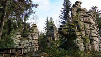 an den Drei-Brüder-Felsen befindet sich ein kleiner Rastplatz