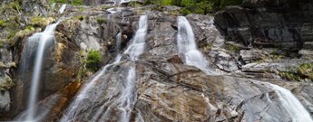 Blick auf die zauberhafte Welt aus Wasserfällen bei den Cascata delle Sponde im Valle Maggia