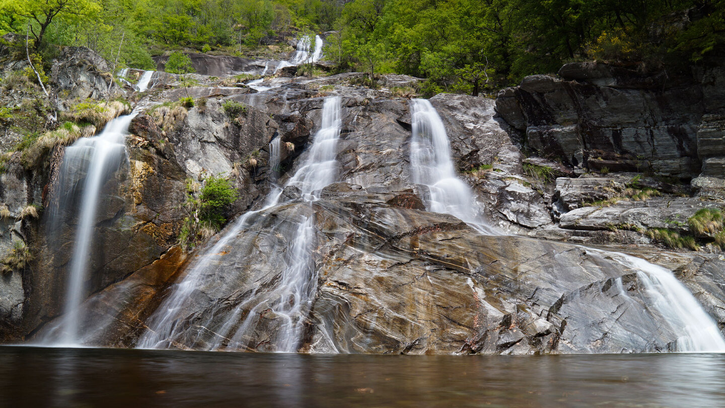 Blick auf die zauberhafte Welt aus Wasserfällen bei den Cascata delle Sponde im Valle Maggia