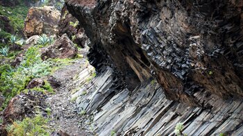 Wanderweg unterhalb einer Basaltformation