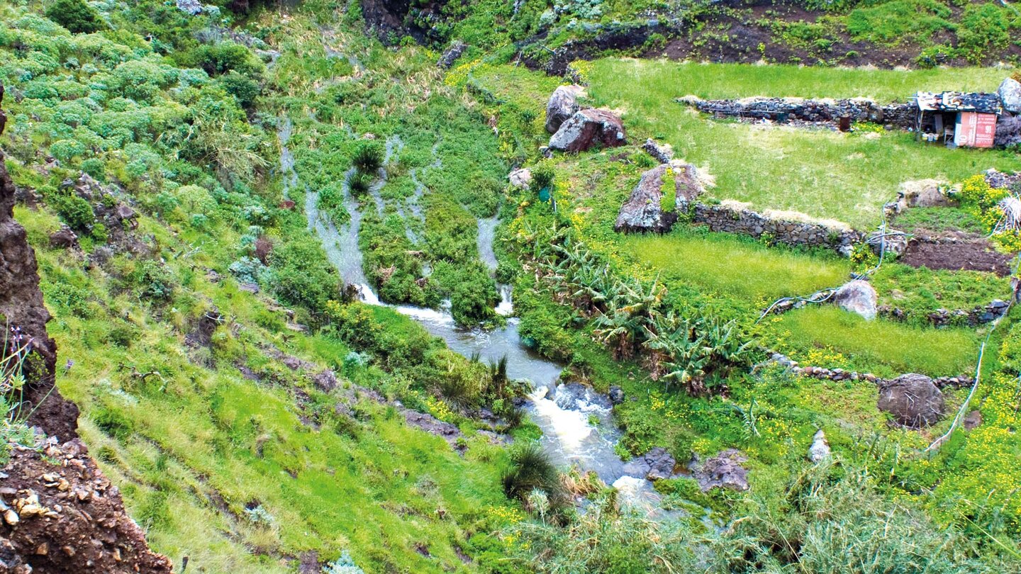 überflutete Wiesen im Tal von Afur