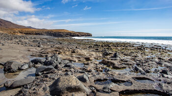 Klippenlandschaft von der Playa de Juan Gómez gesehen