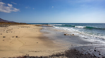 der GR 131 führt am Strand Playa Punta Salinas vorbei