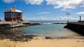 die Casa Juanita oder auch das Blaue Haus steht direkt an der Hafenmole in Arrieta auf Lanzarote