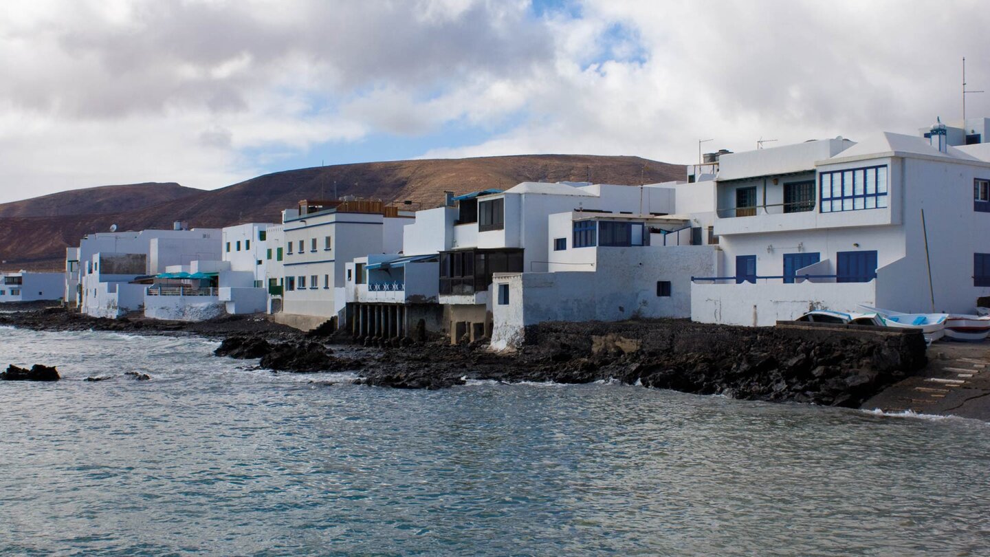 die Häuser in Arrieta auf Lanzarote stehen dicht an der Küste