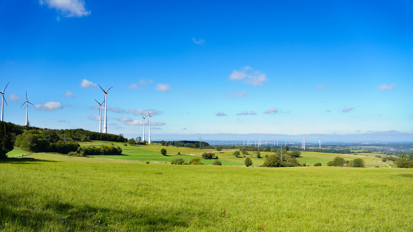 Ausblick über Windkraftanlagen ins Marburger Becken entlang der Weitblicktour Ulrichstein im Hohen Vogelsberg