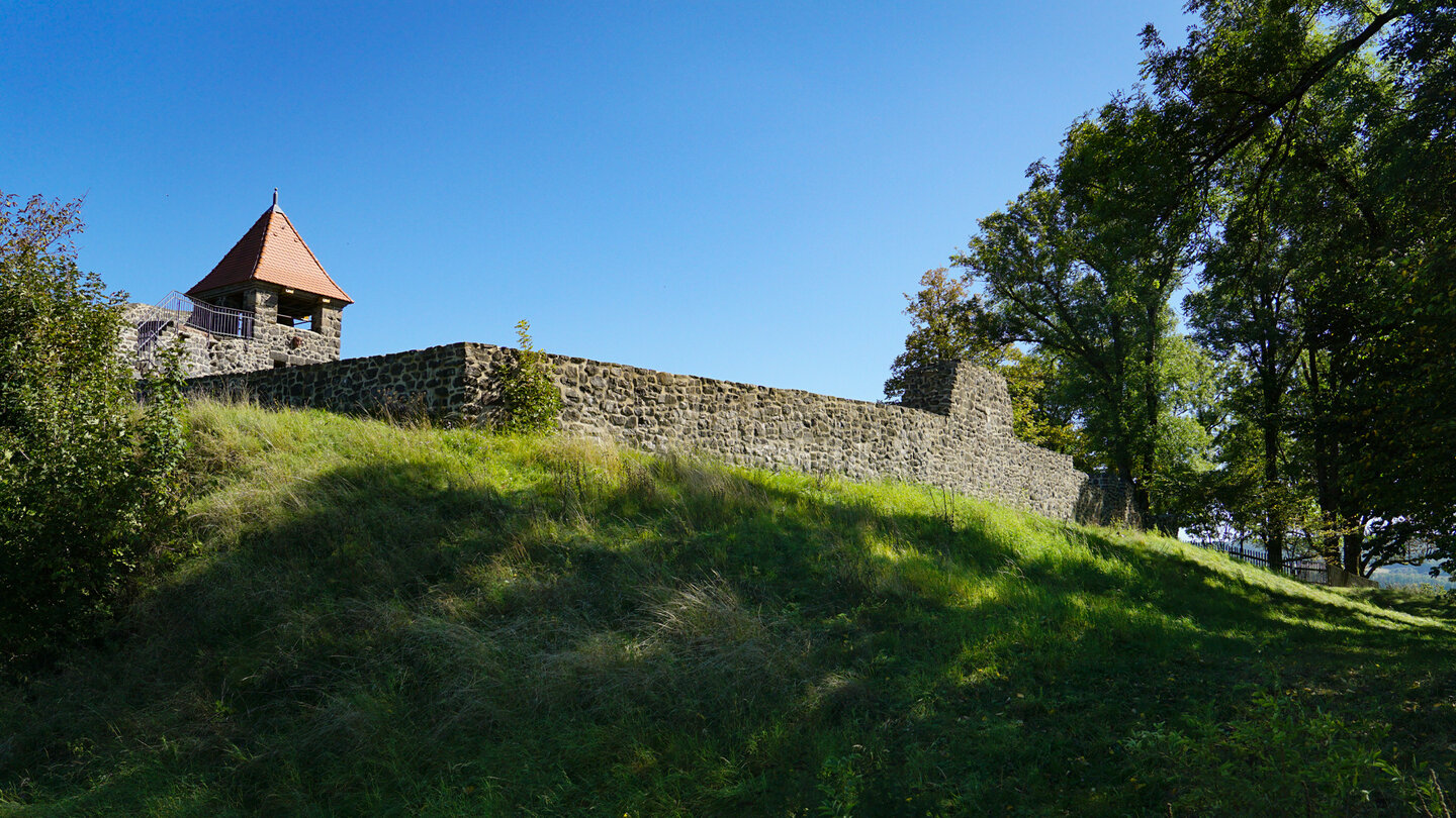 Massive Burgmauer und Turmbereich der Burg Ulrichstein auf dem Burgberg.