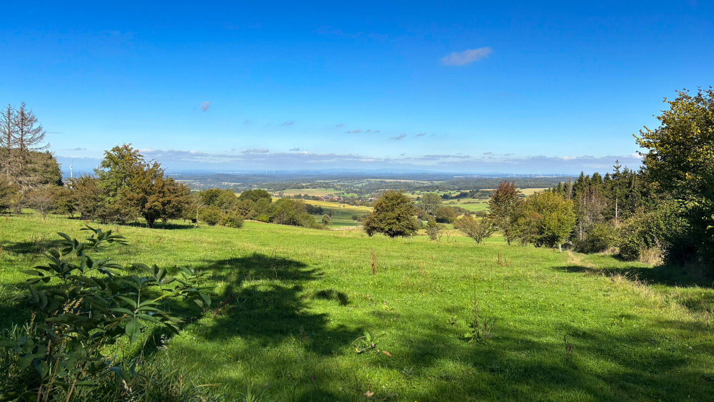 Fernblick über Köddingen und Helpershain hinweg entlang der Weitblicktour Ulrichstein im Hohen Vogelsberg.