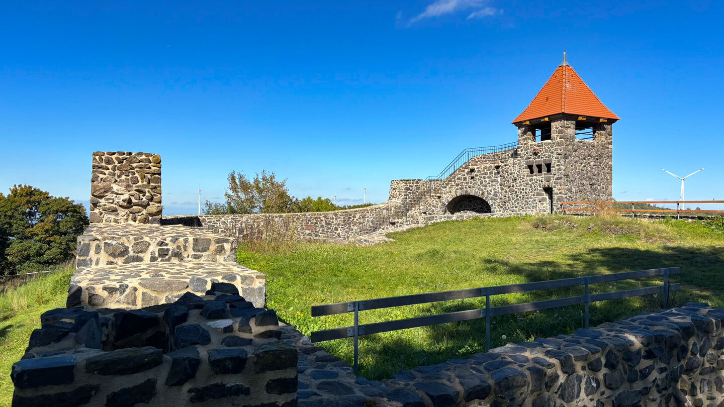 Die Ruine der Burg Ulrichstein im Vogelsbergkreis, Hessen.