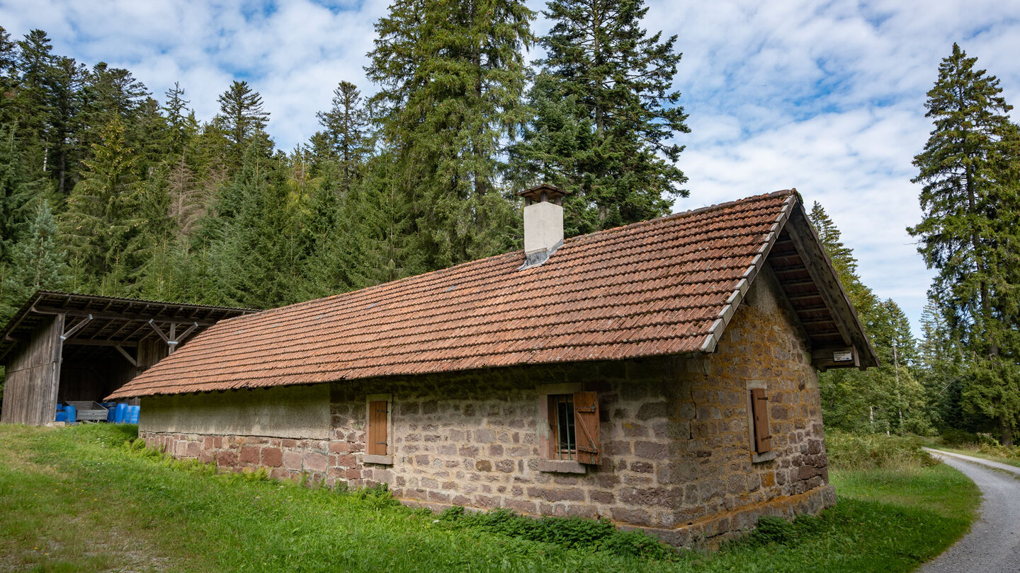 der Wanderweg führt entlang der Stillwasserhütte