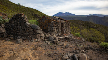 die Ruine eines Steinhauses mit Teide und Pico Viejo