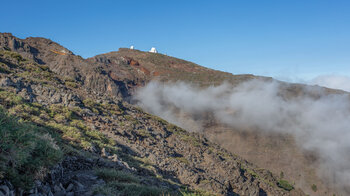 die weiß leuchtenden Teleskope des Observatoriums von der Cumbre de Los Andenes