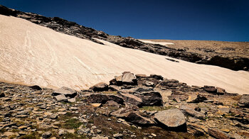 Schneefelder an der Wanderroute durch die Sierra Nevada