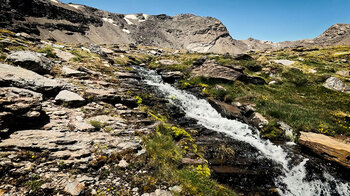Wasserfall bei den Siete Lagunas in der Sierra Nevada