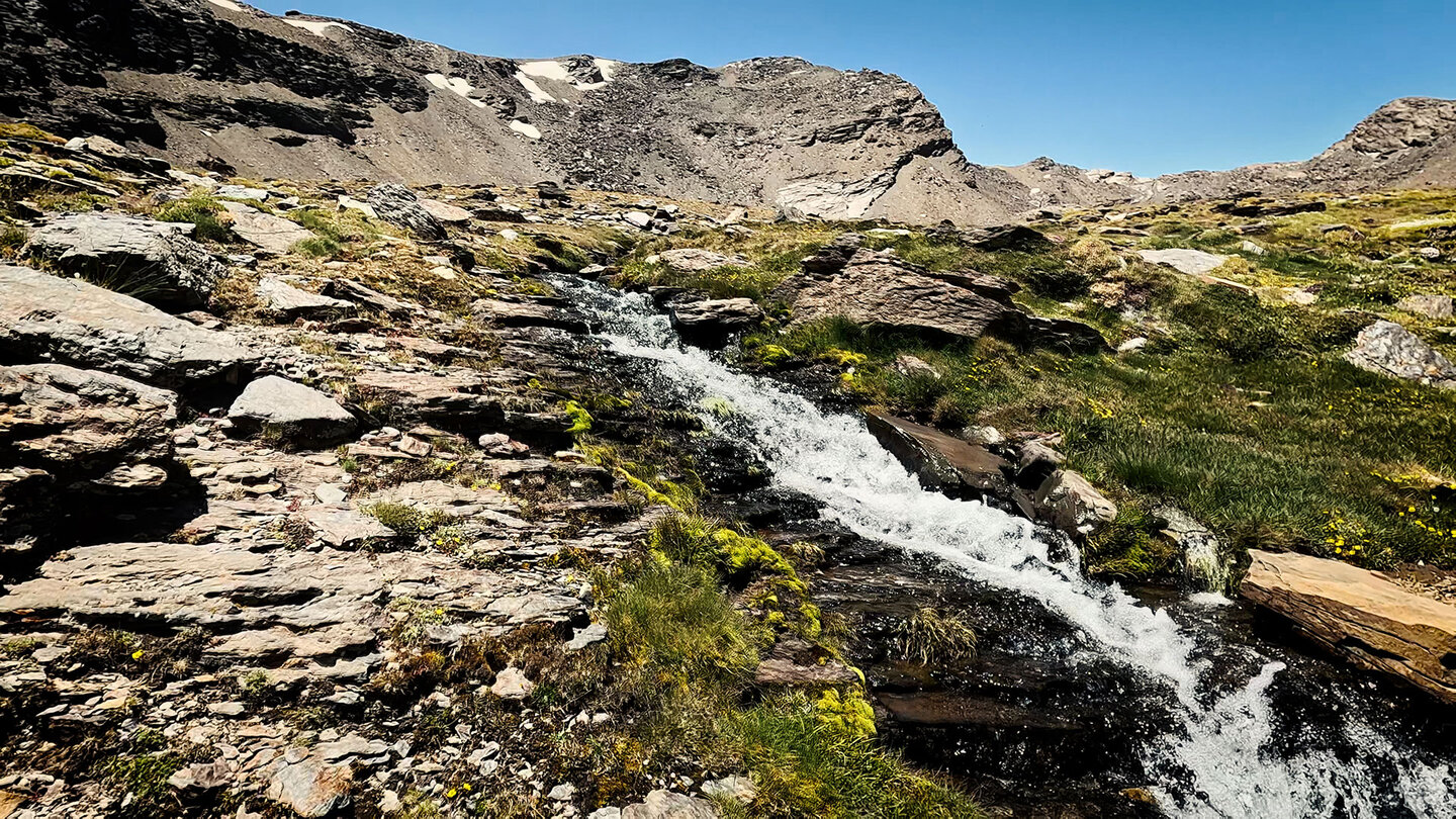 Wasserfall bei den Siete Lagunas in der Sierra Nevada