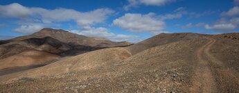 Wandern am Bergrücken über dem Barranco de Mal Nombre auf Fuerteventura