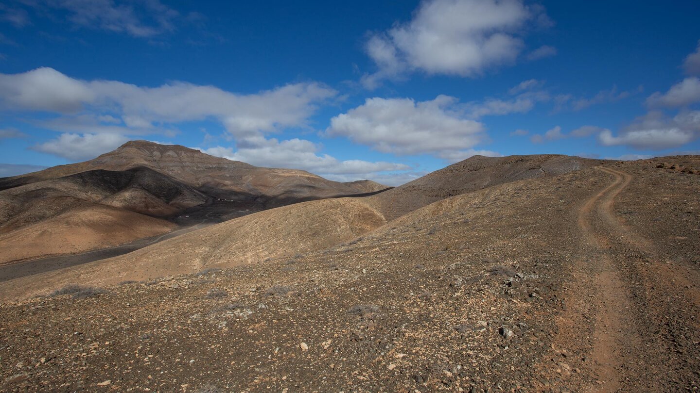 Wandern am Bergrücken über dem Barranco de Mal Nombre auf Fuerteventura