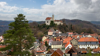 die Gipfelburg thront sichtbar über Gößweinstein
