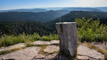 Ausblick von der Hornisgrinde über bewaldete Täler und Hügel des Schwarzwalds