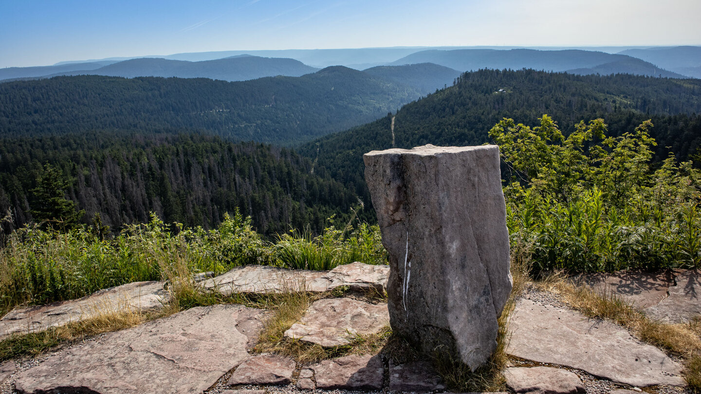 Ausblick von der Hornisgrinde über bewaldete Täler und Hügel des Schwarzwalds