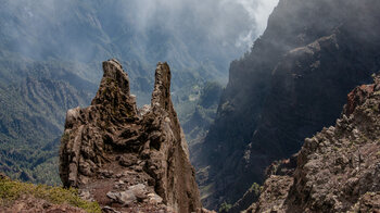 Tiefblick in der Caldera de Taburiente entlang einer Basaltwand