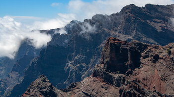 aufziehende Wolken zwischen den Steilwänden der Caldera